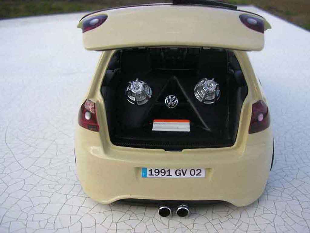 Volkswagen Golf GTI german look 1/18 Burago