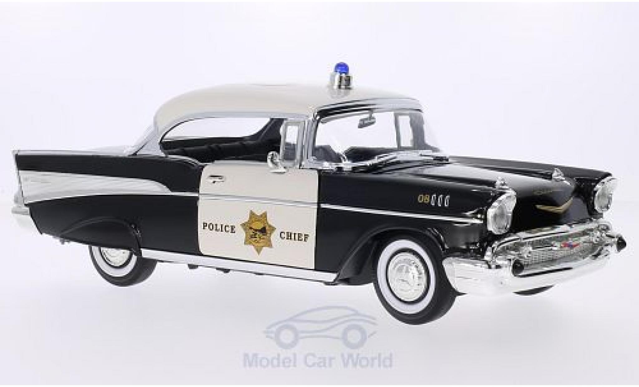 Chevrolet Bel Air 1957 1/18 Lucky Die Cast Hardtop zwart/wit California Highway Patrol 1957 Politie Chief Politie (USA) modelauto