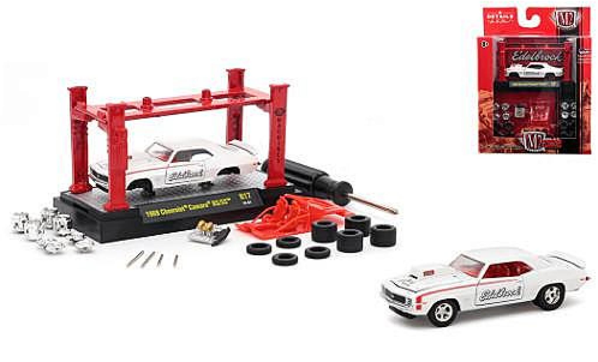 Chevrolet Camaro 1/64 M2 Machines RS/SS wit Edelbrock 1969 Model-Kit Kit y compris les 4 Ersatzr&auml;dern modelauto