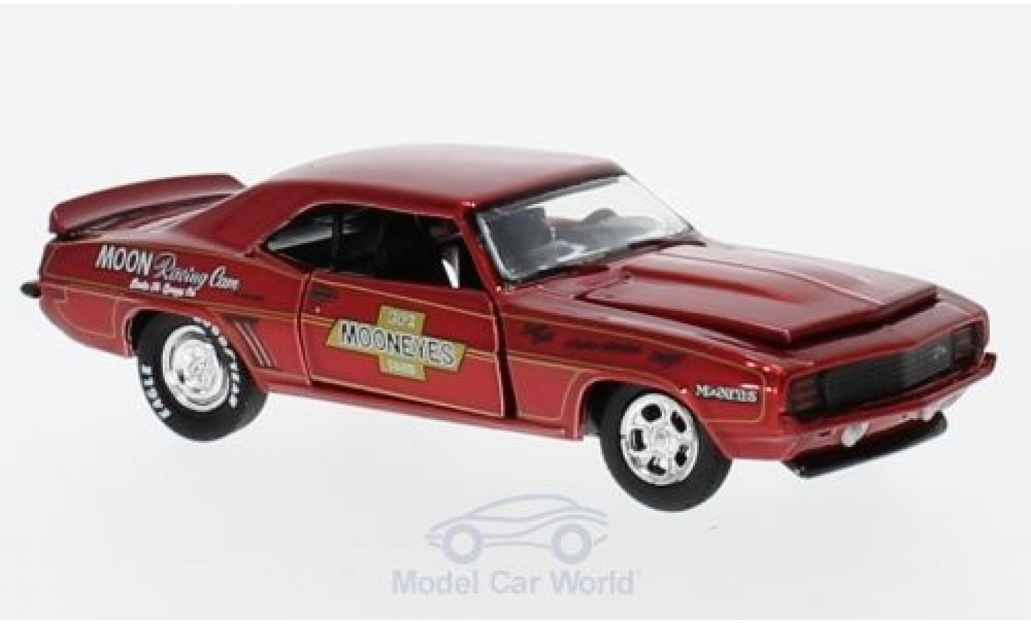 Chevrolet Camaro RS 1/64 M2 Machines Z/28 RS metallic rood Moon Equipment Co. 1969 modelauto