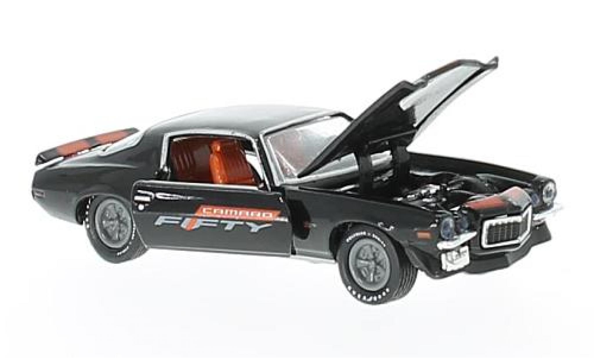 Chevrolet Camaro 1/64 M2 Machines Z/28 RS zwart/oranje 1970 Fifty Years modelauto