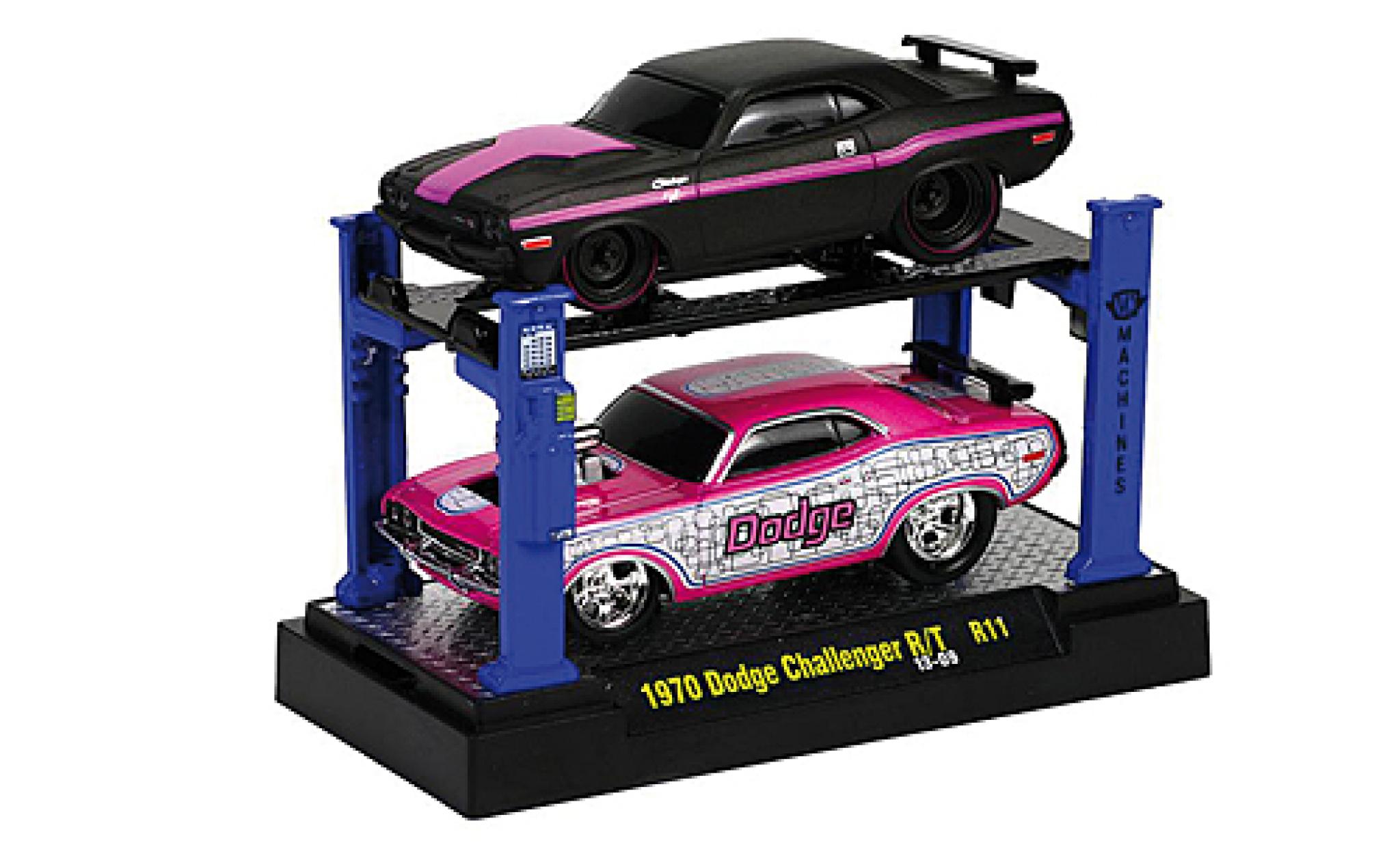Dodge Challenger 1/64 M2 Machines R/T Tuning matt-zwart/lila 1969 2er-Set: y compris les Hebeb&uuml;hne sur podium Capot avec fonction modelauto