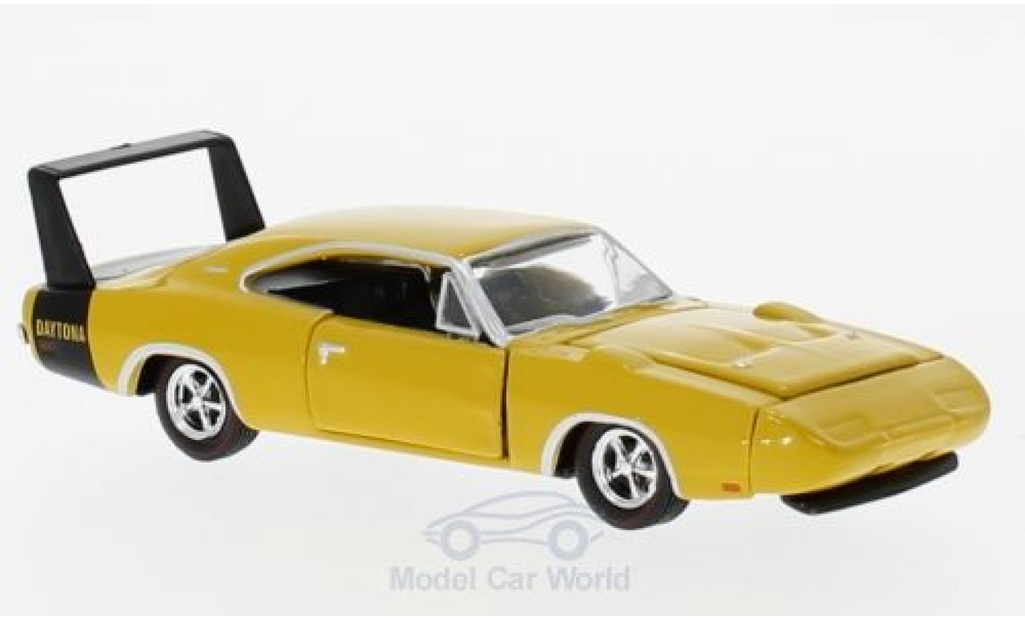 Dodge Charger Daytona 1/64 M2 Machines Daytona 440 geel 1969 modelauto