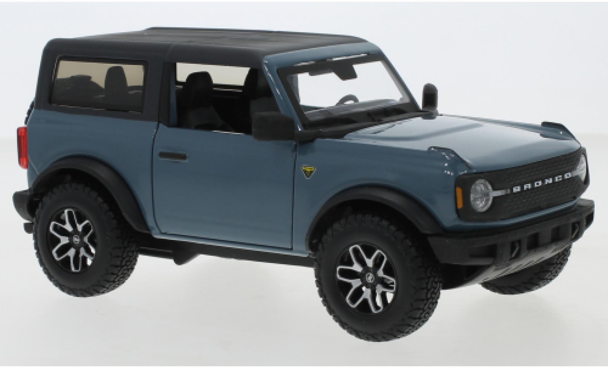 Ford Bronco 1/24 Maisto Badlands blauw/matt-zwart 2021 modelauto