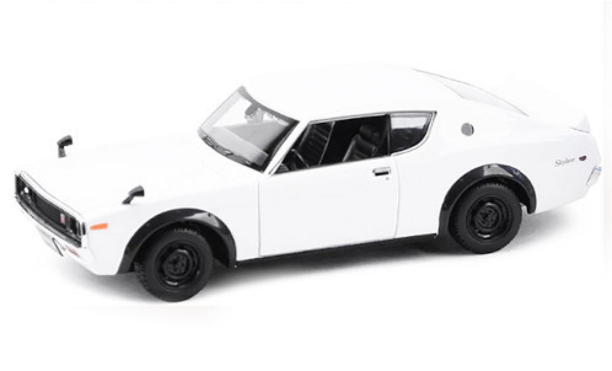 Nissan Skyline 1/24 Maisto 2000 GT-R (KPGC110) wit 1973 modelauto