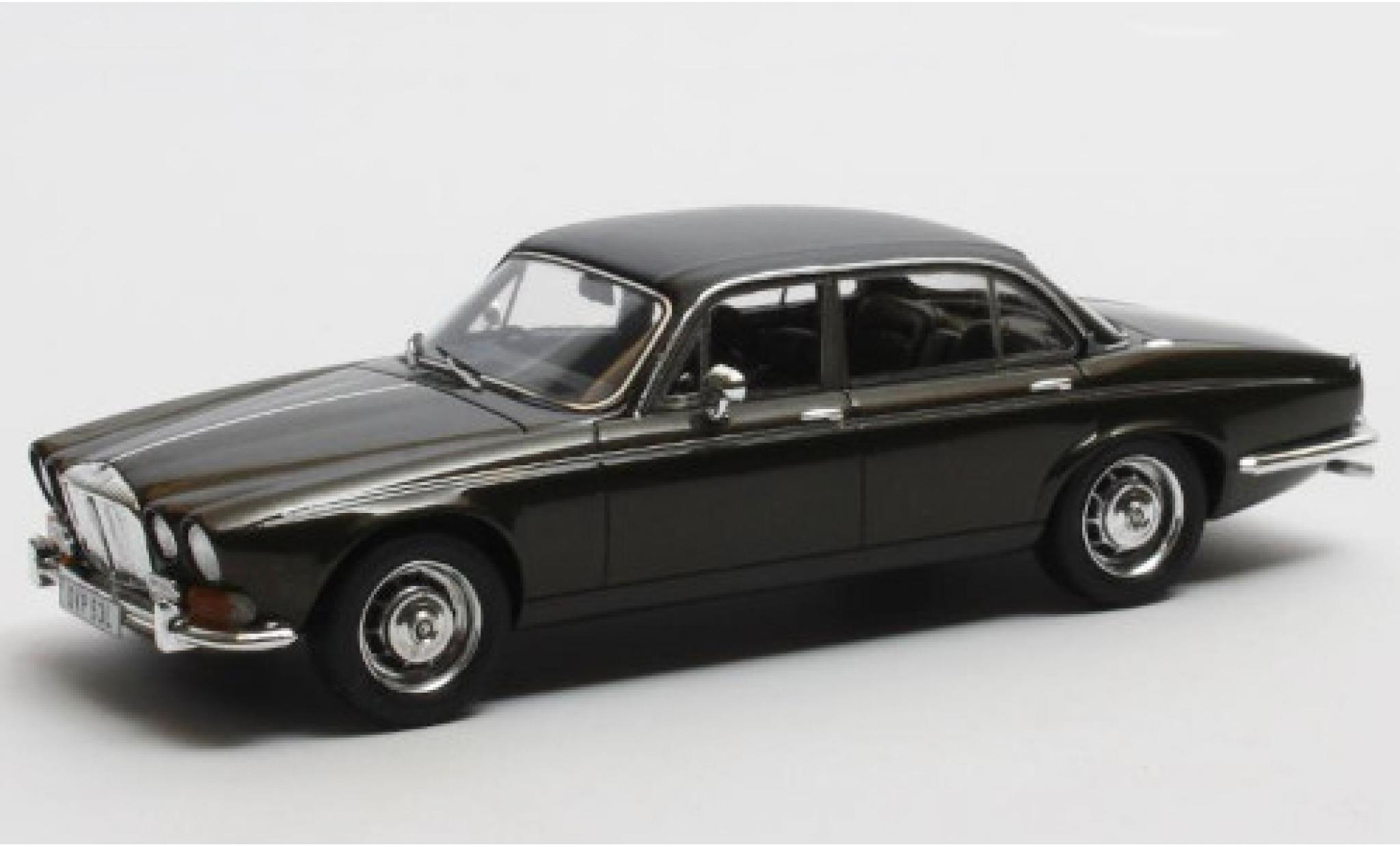 Daimler Double Six 1/43 Matrix Vanden Plas Series 1 metallic groen/matt-zwart RHD 1973 modelauto
