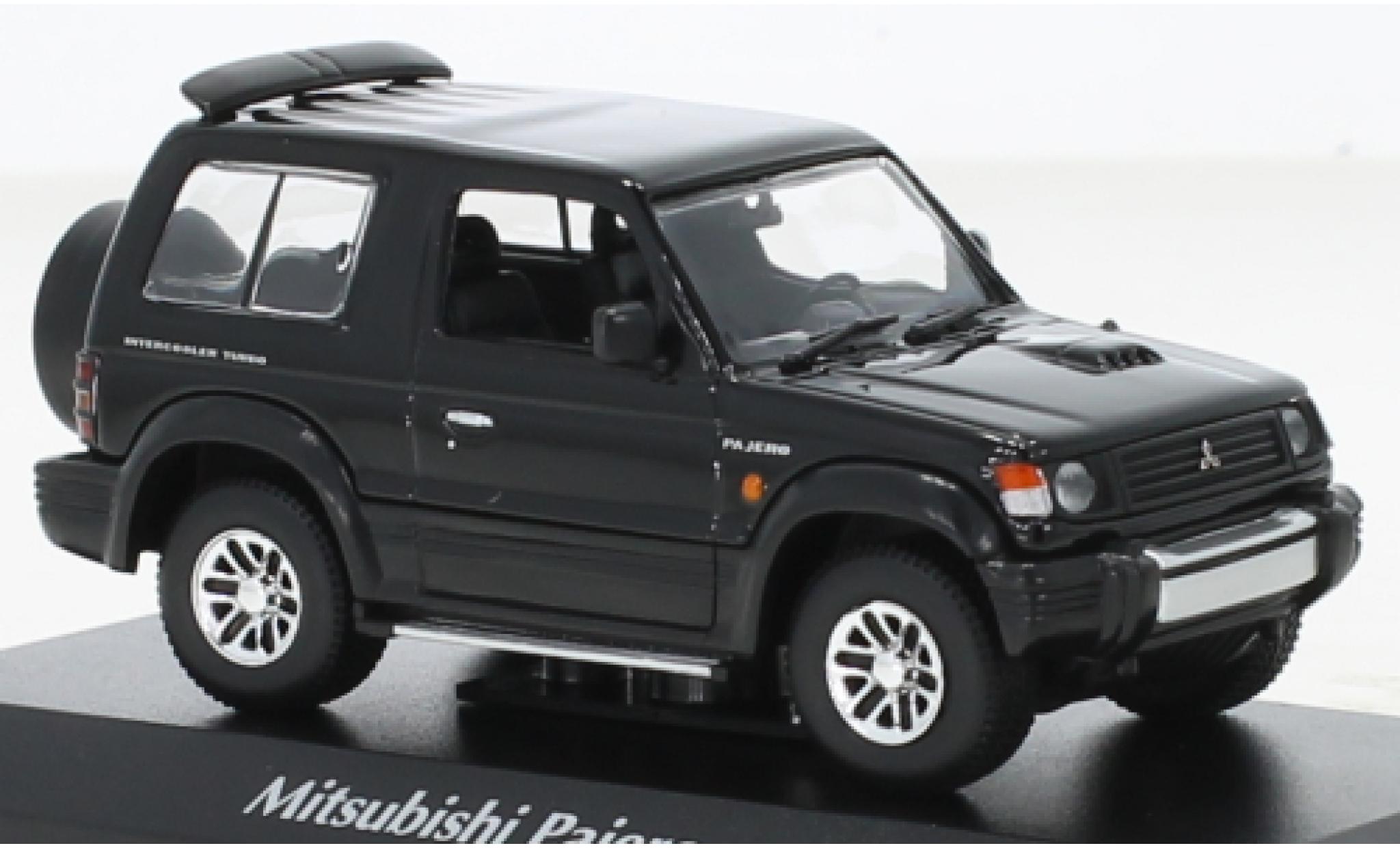 Mitsubishi Pajero 1/43 Maxichamps SWB zwart 1991 modelauto