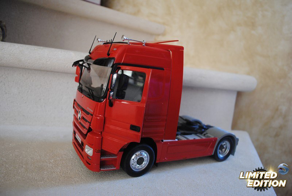 Mercedes Actros Base rood 1/18 Eligor
