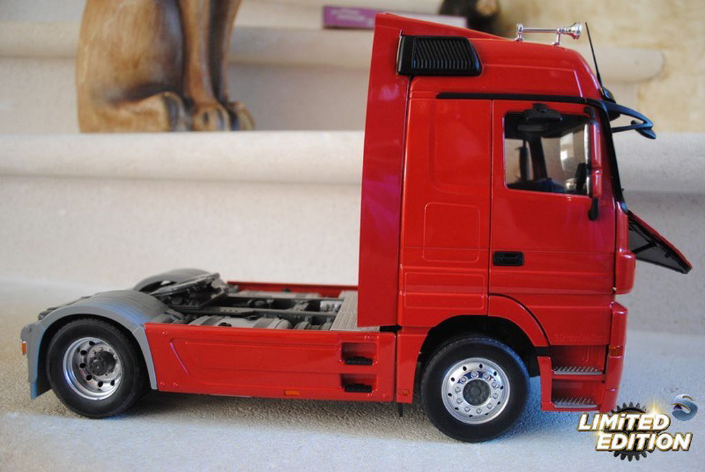 Mercedes Actros Base rood 1/18 Eligor