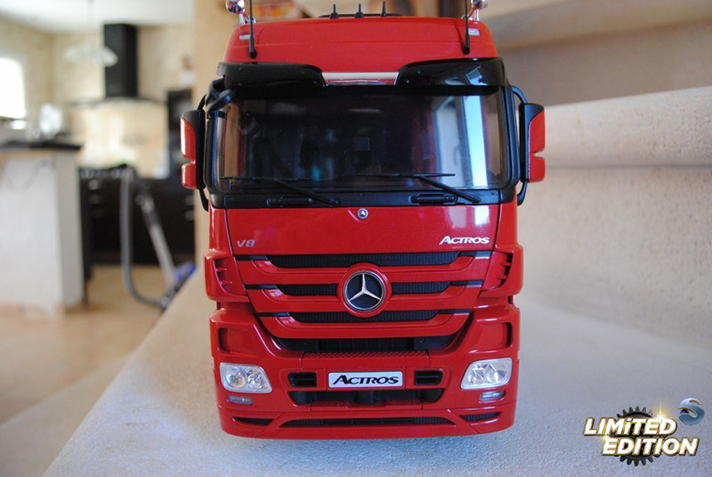 Mercedes Actros Base rood 1/18 Eligor