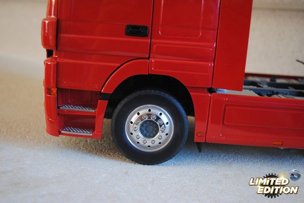 Mercedes Actros Base rood 1/18 Eligor