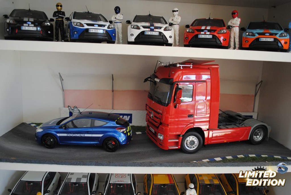 Mercedes Actros Base rood 1/18 Eligor