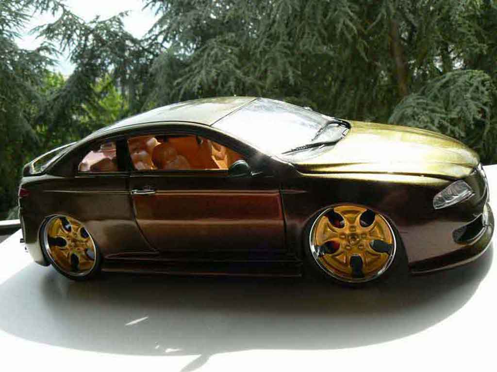 Alfa Romeo GT coupe peinture cameleon jantes 18 pouces 1/18 Welly