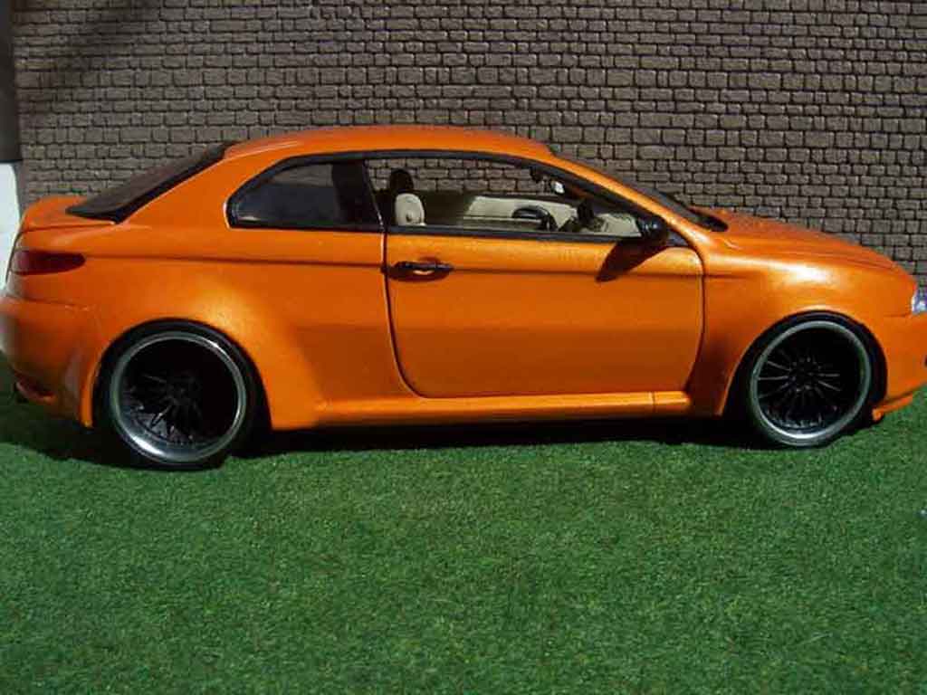 Alfa Romeo GT coupe kit large oranje mecanique mtk18 1/18 Welly
