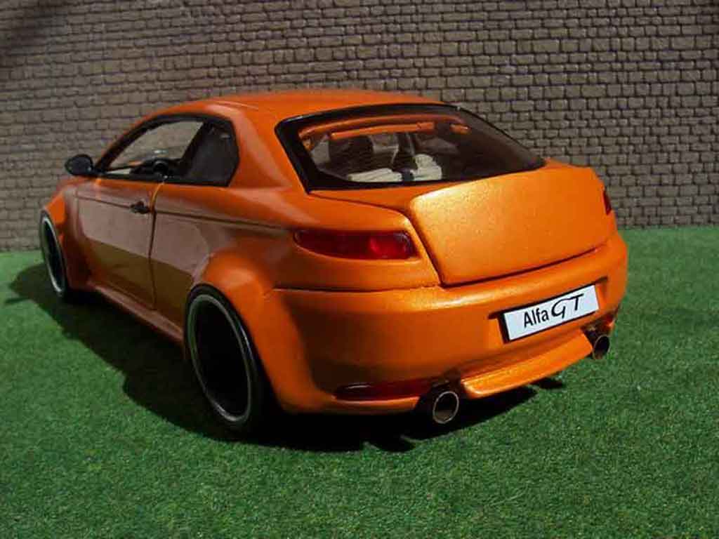Alfa Romeo GT coupe kit large oranje mecanique mtk18 1/18 Welly