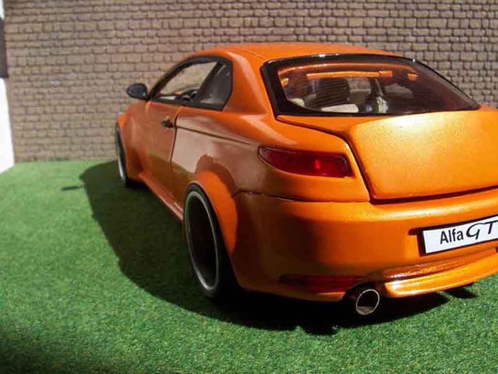 Alfa Romeo GT coupe kit large oranje mecanique mtk18 1/18 Welly