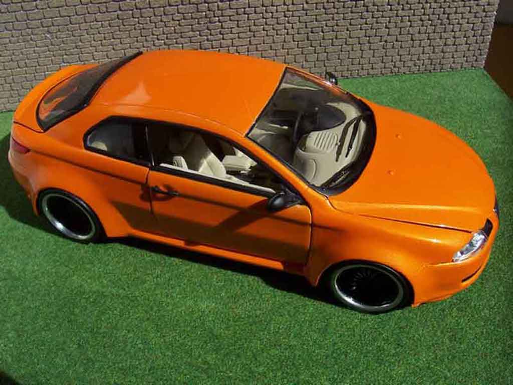Alfa Romeo GT coupe kit large oranje mecanique mtk18 1/18 Welly