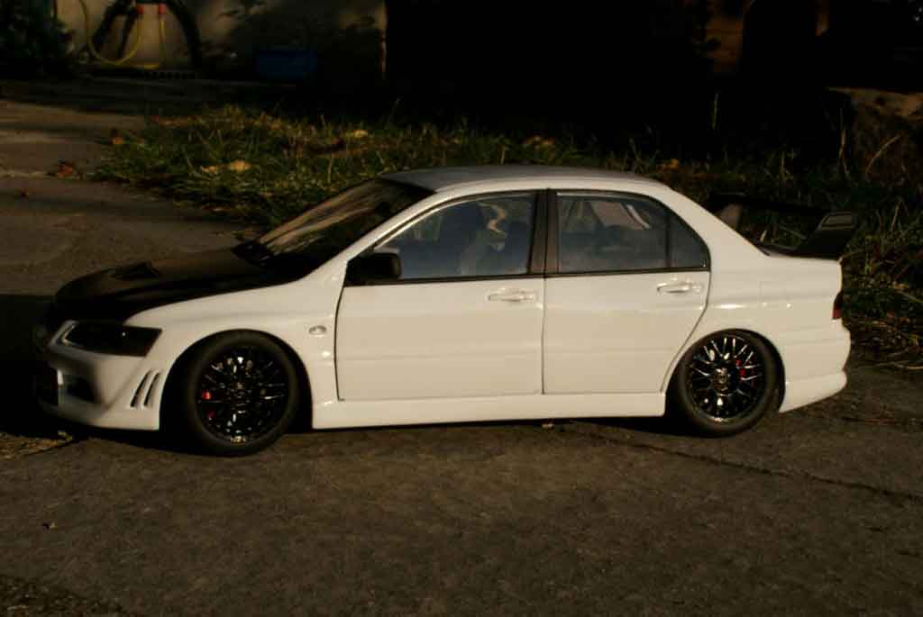 Mitsubishi Lancer Evolution VII street racing inside 1/18 Autoart