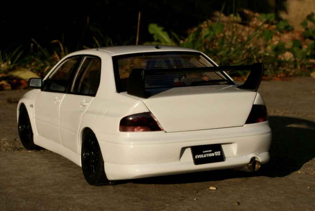 Mitsubishi Lancer Evolution VII street racing inside 1/18 Autoart