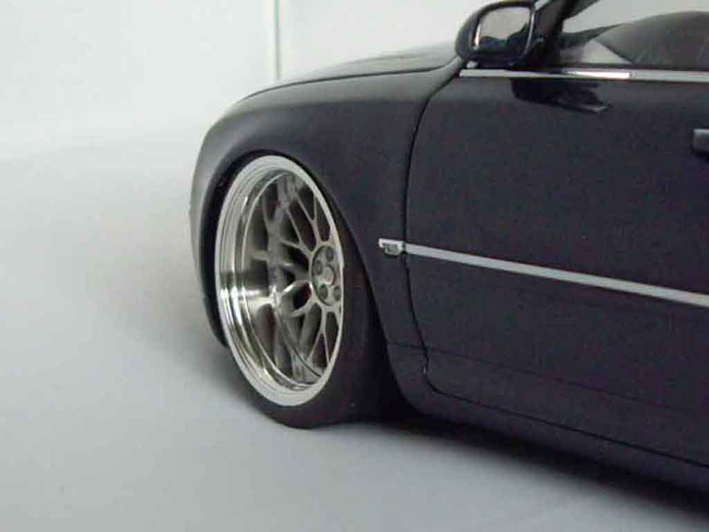 Audi A8 berline 4.2 TDI blauw fonce jantes bords larges 1/18 Norev