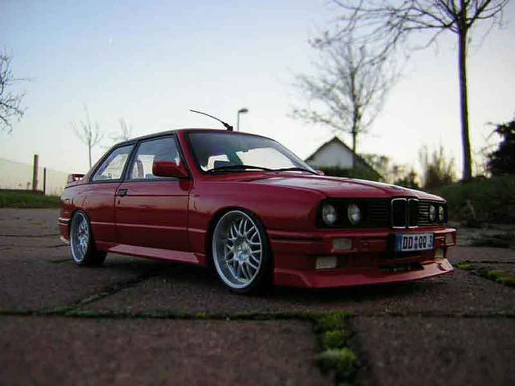 Bmw M3 E30 1/18 Autoart E30 rood jantes bords larges modelauto