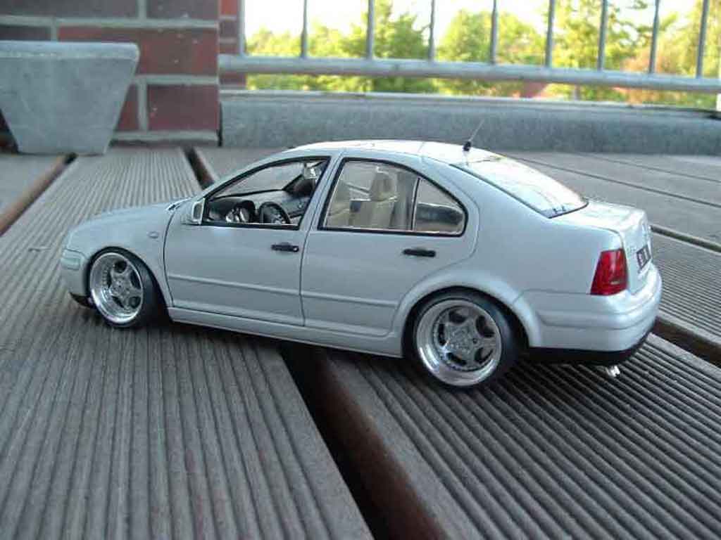 Volkswagen Bora Base wit 1/18 Norev