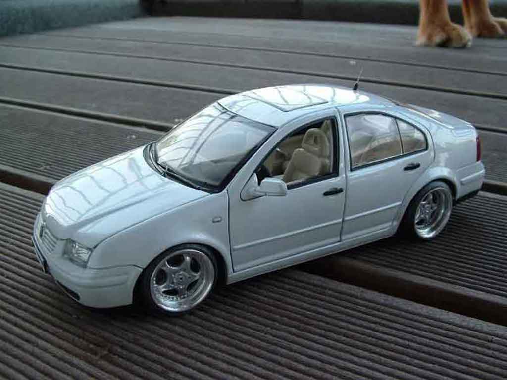 Volkswagen Bora 1/18 Norev wit modelauto