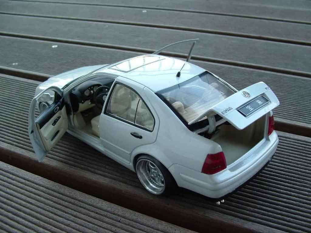 Volkswagen Bora Base wit 1/18 Norev