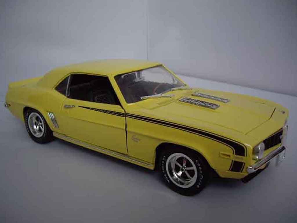 Chevrolet Camaro SS 1/18 Ertl SS 396 1969 geel modelauto