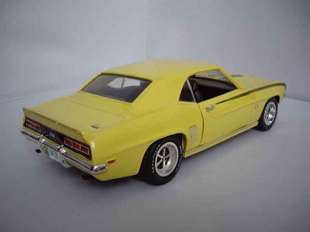 Chevrolet Camaro SS 396 1969 geel 1/18 Ertl