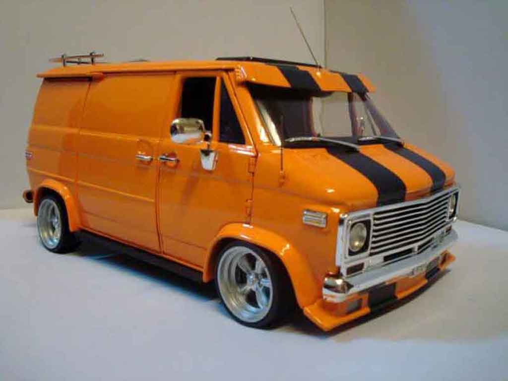 Chevrolet Van fourgon oranje 1/18 Highway 61