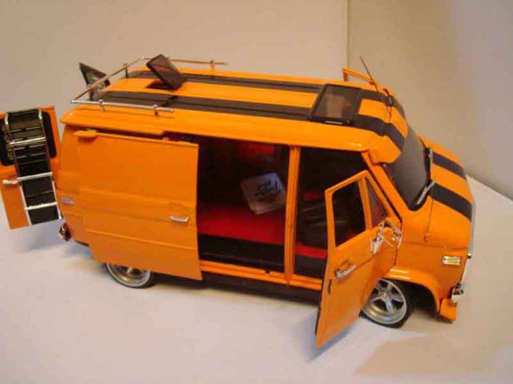 Chevrolet Van fourgon oranje 1/18 Highway 61