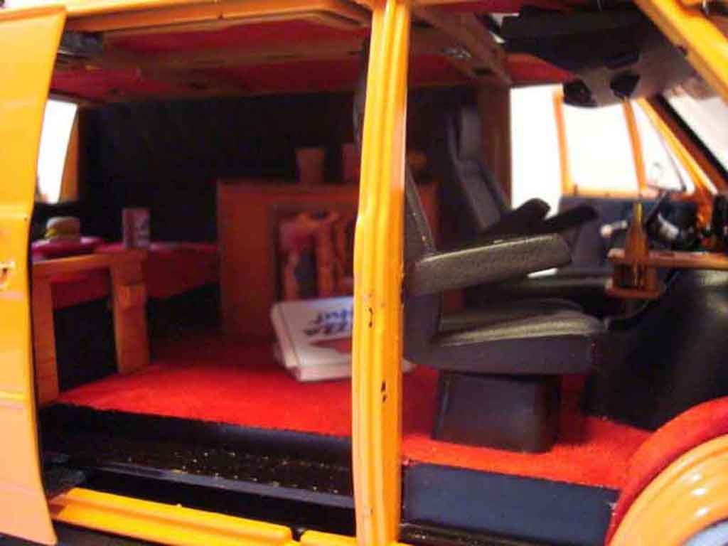 Chevrolet Van fourgon oranje 1/18 Highway 61