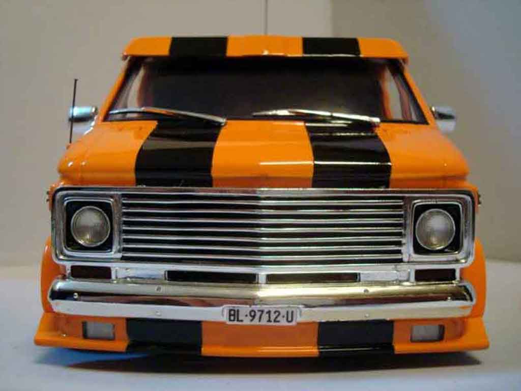 Chevrolet Van fourgon oranje 1/18 Highway 61
