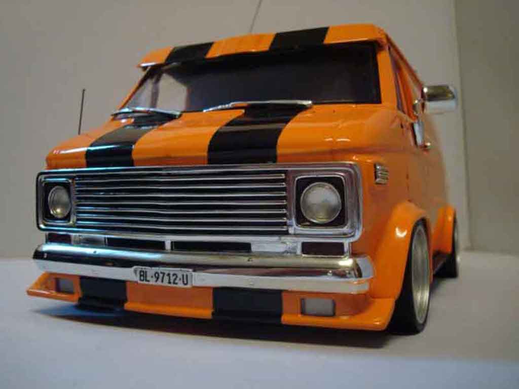 Chevrolet Van 1/18 Highway 61 oranje modelauto