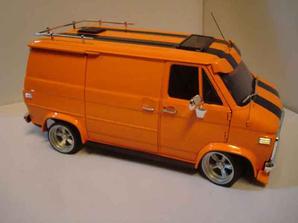 Chevrolet Van fourgon oranje 1/18 Highway 61