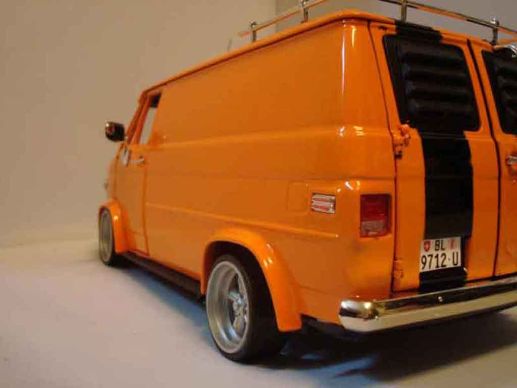 Chevrolet Van fourgon oranje 1/18 Highway 61