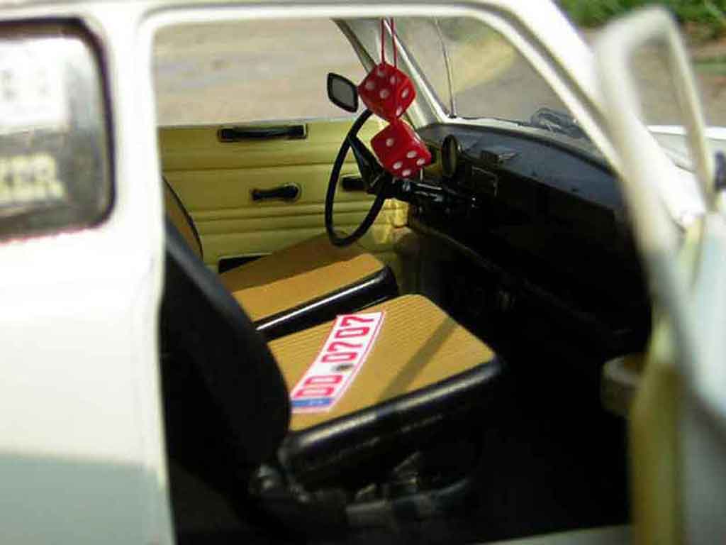 Trabant 601 de luxe oldskool trabimaker ost berlin 1969 1/18 Sun Star