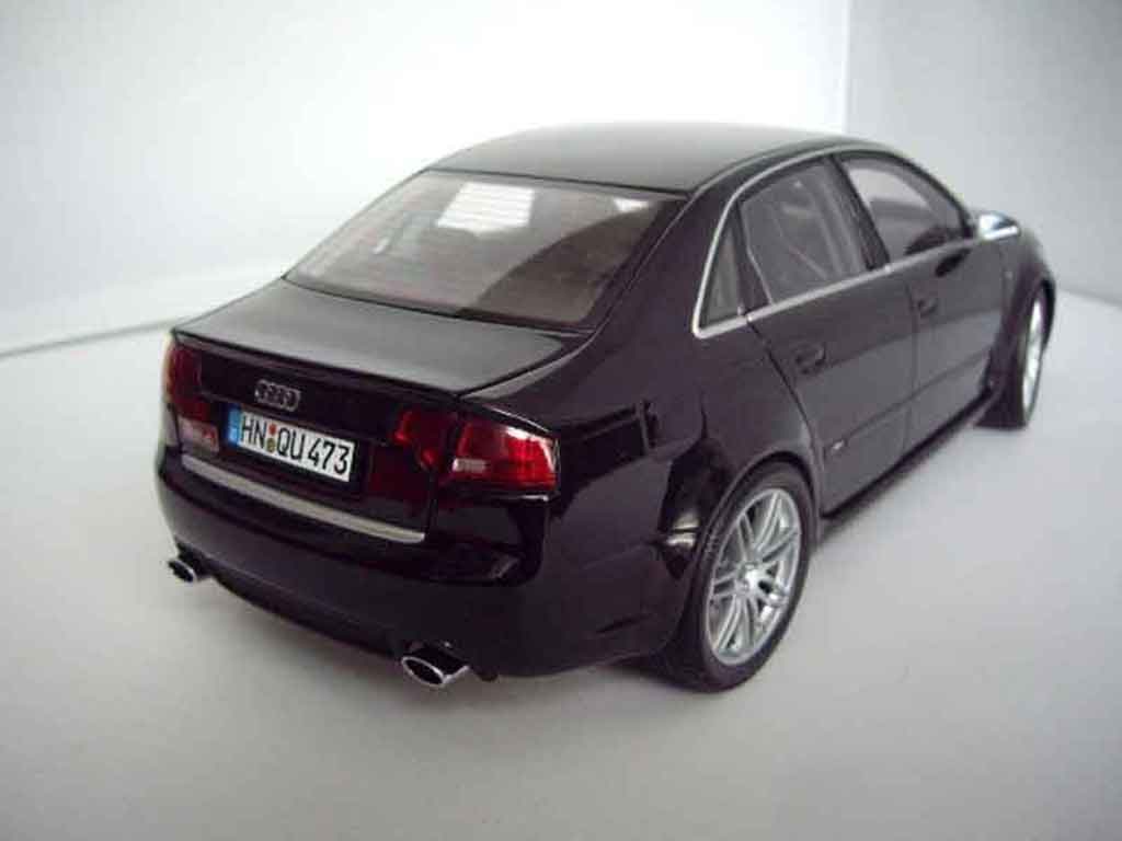 Audi RS4 berline zwart 1/18 Minichamps