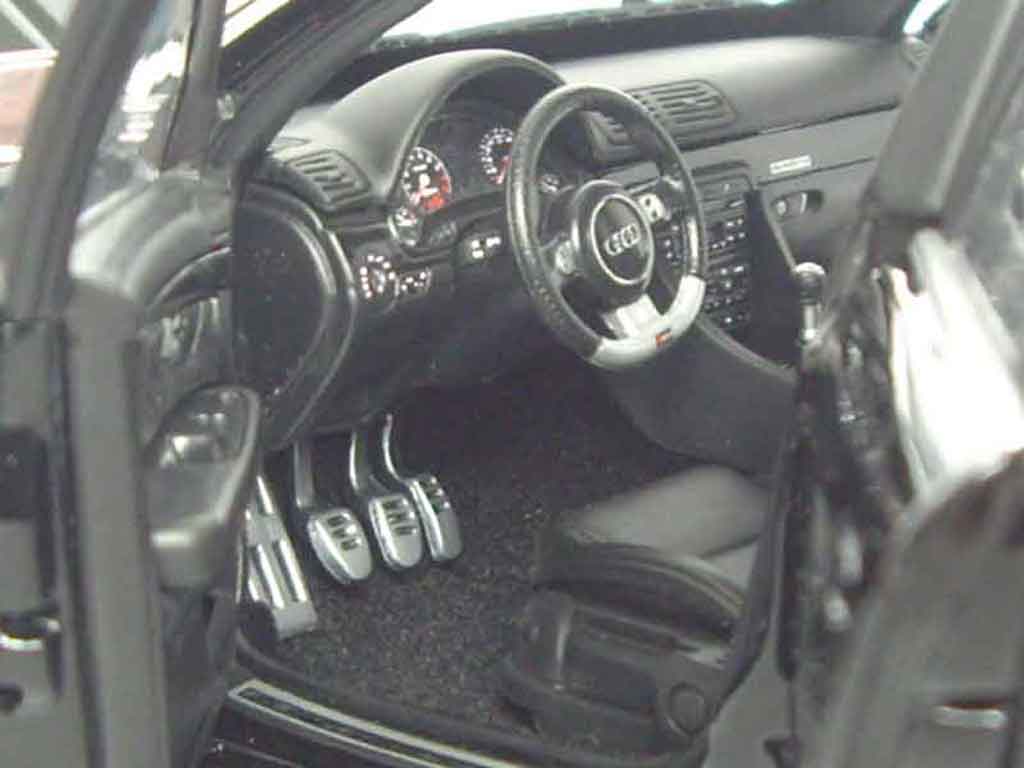 Audi RS4 berline zwart 1/18 Minichamps