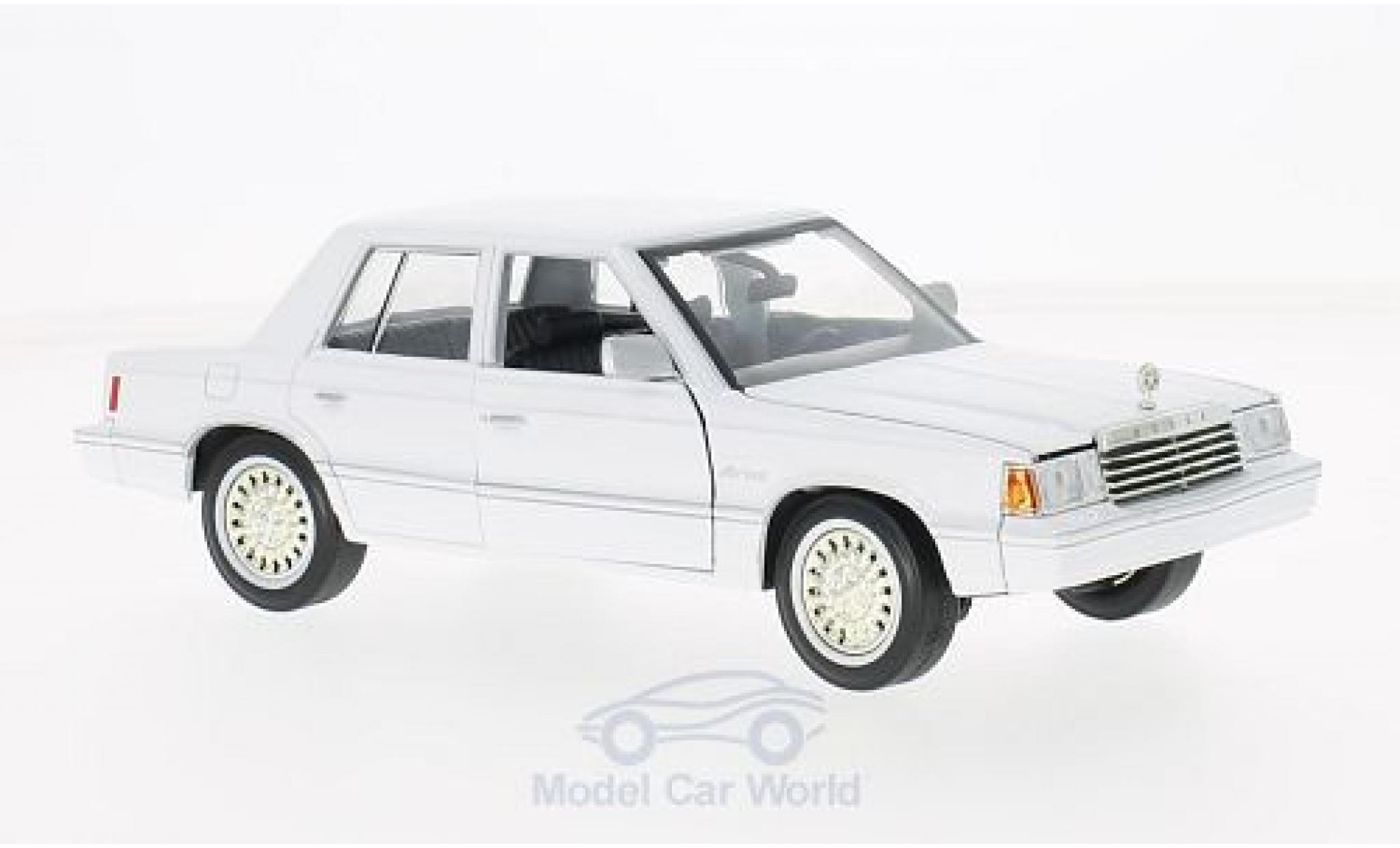 Dodge Aries 1/24 Motormax K wit 1982 modelauto