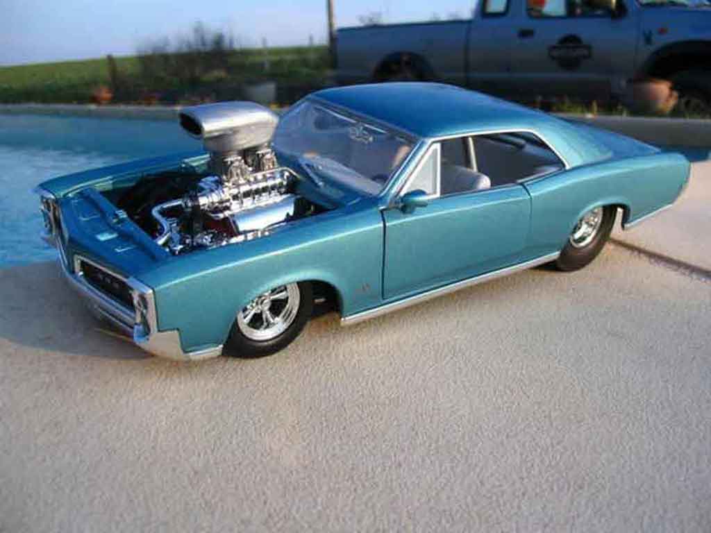 Pontiac GTO 1/18 Hot Wheels 1966 moteur corvette drag modelauto