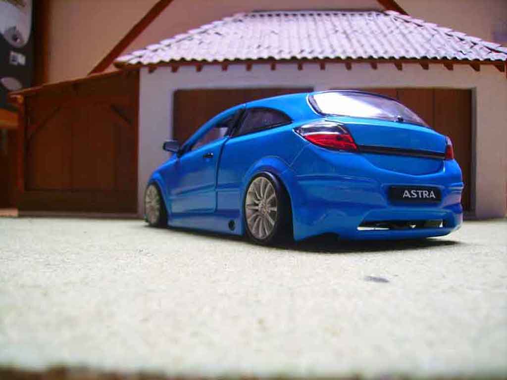 Opel Astra GTC opc 1/18 Welly