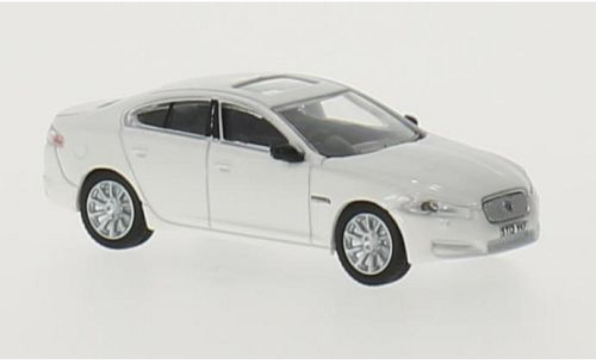 Jaguar XF 1/76 Oxford wit RHD modelauto