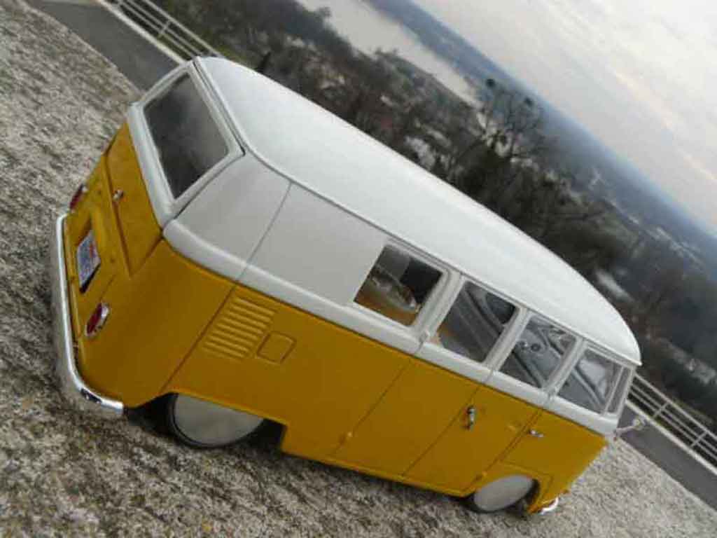 Volkswagen Combi Base split moon 1/18 Solido