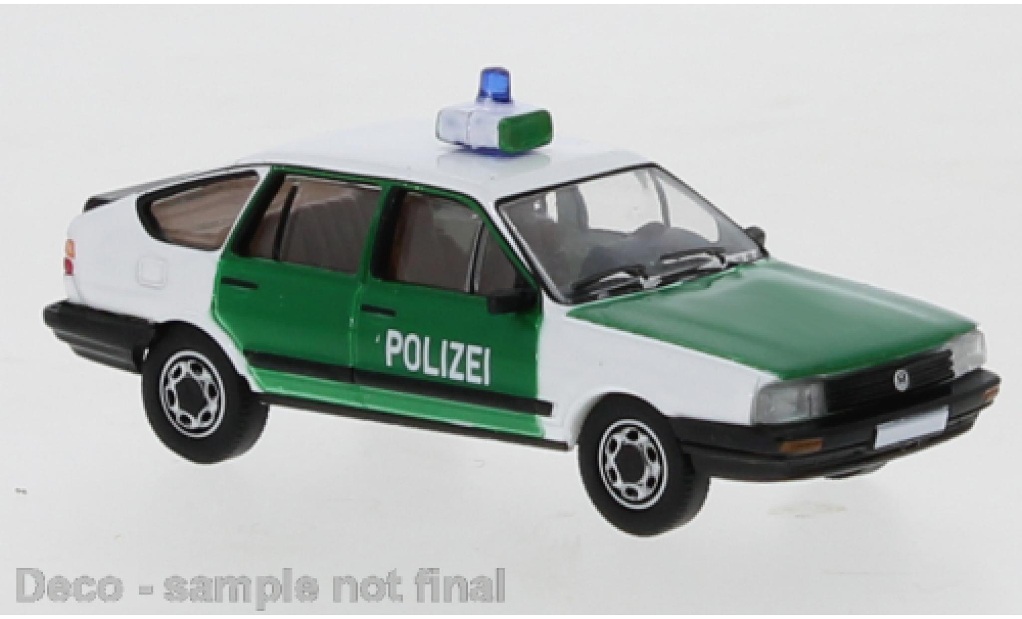 Volkswagen Passat 1/87 PCX87 B2 wit/groen Politie 1985 modelauto