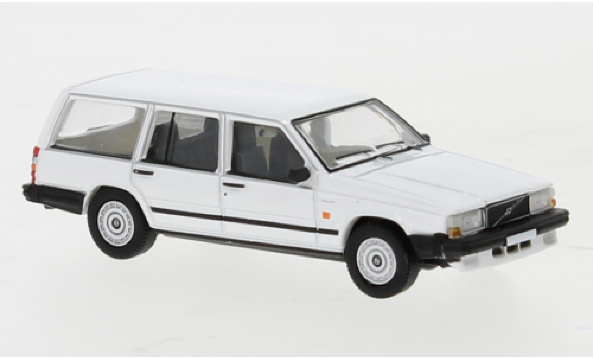 Volvo 740 1/87 PCX87 Stationwagen wit 1985 modelauto