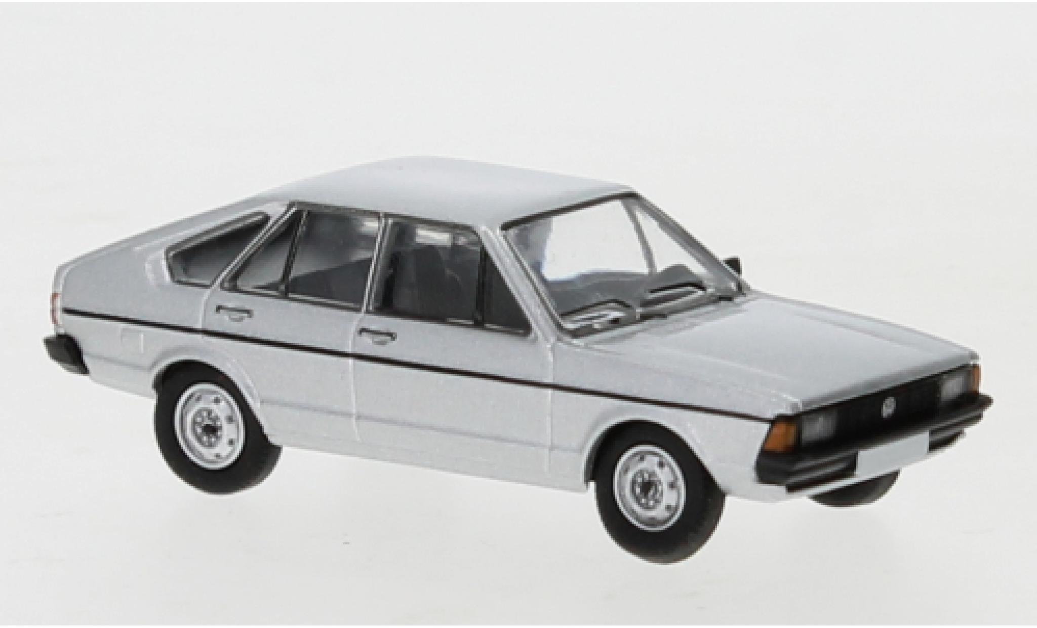 Volkswagen Passat 1/87 PCX87 B1 grijs 1977 modelauto