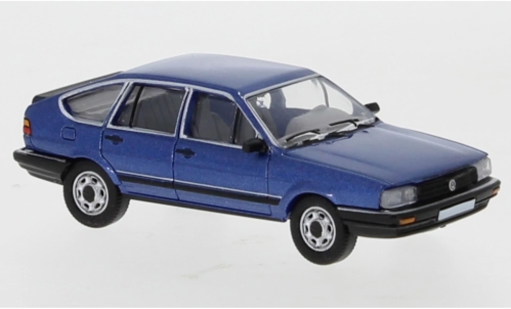 Volkswagen Passat 1/87 PCX87 B2 metallic blauw 1985 modelauto