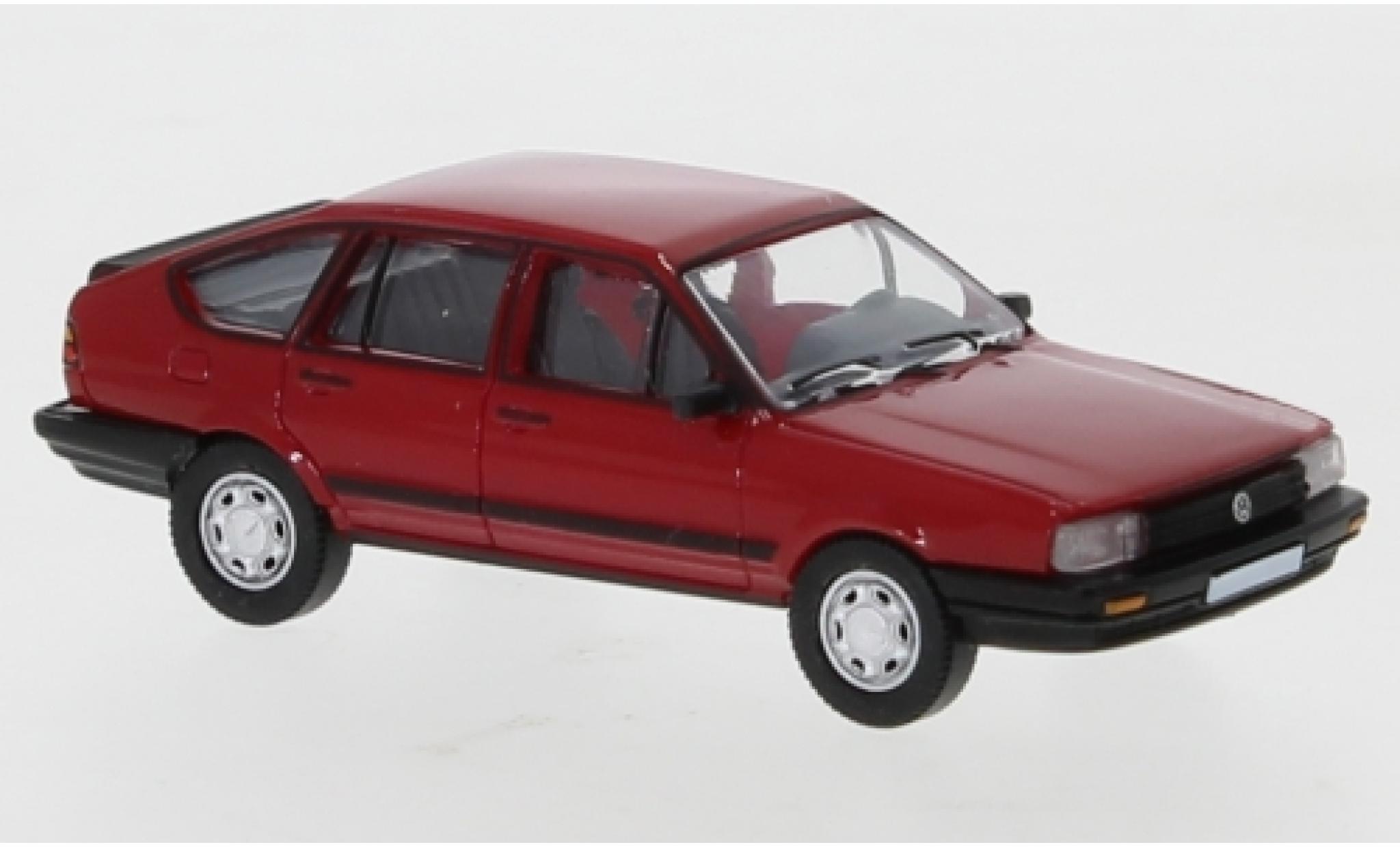 Volkswagen Passat 1/87 PCX87 B2 rood 1985 modelauto